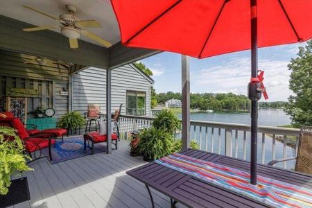 27 Peninsula Point DR