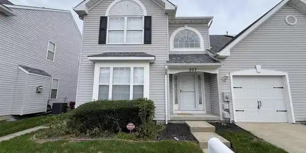 807 N Victoria