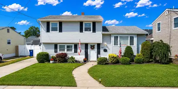 710 N Burghley