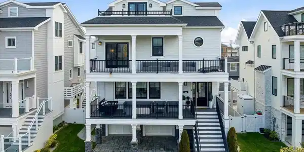 102 S Essex