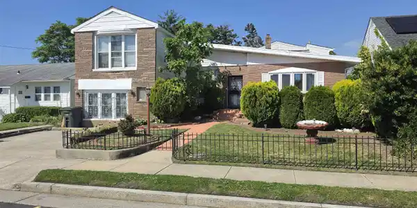1136 N Indiana