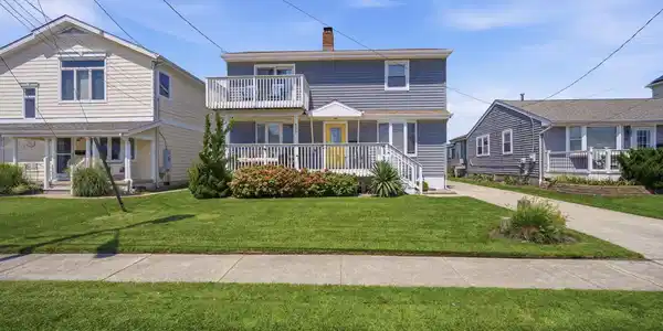 809 E Evans