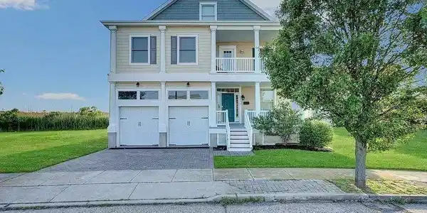 2140 W Riverside