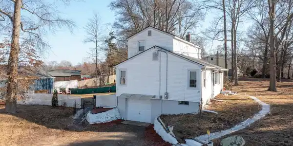 Image 3: Nicely sited on a quarter acre lot close to Town and Beaches!