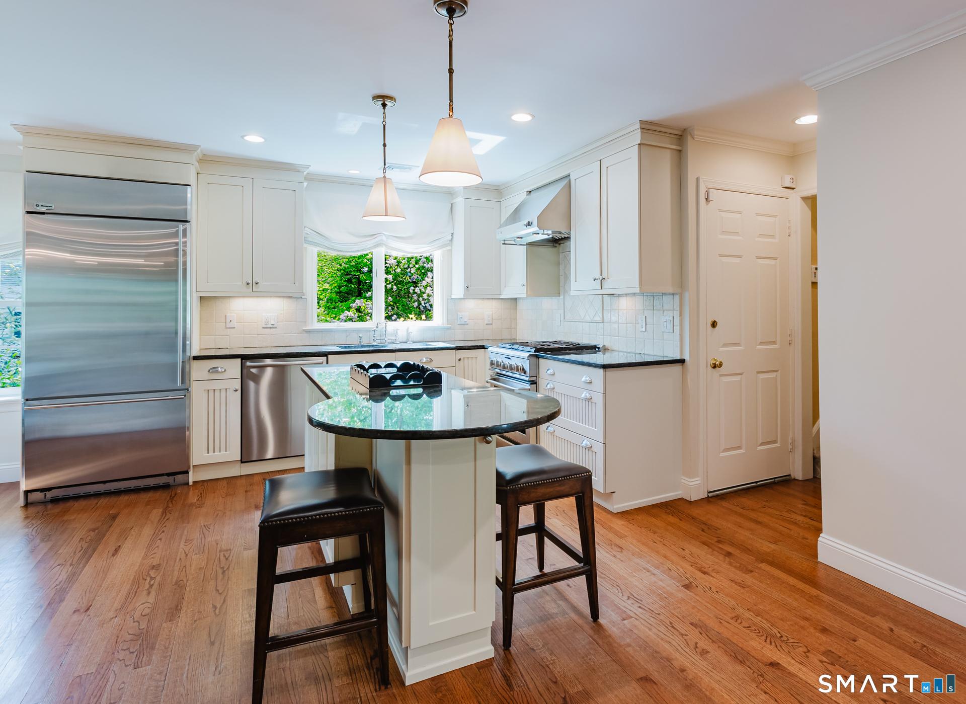 Image 3: Eat-in Kitchen