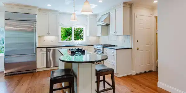 Image 3: Eat-in Kitchen