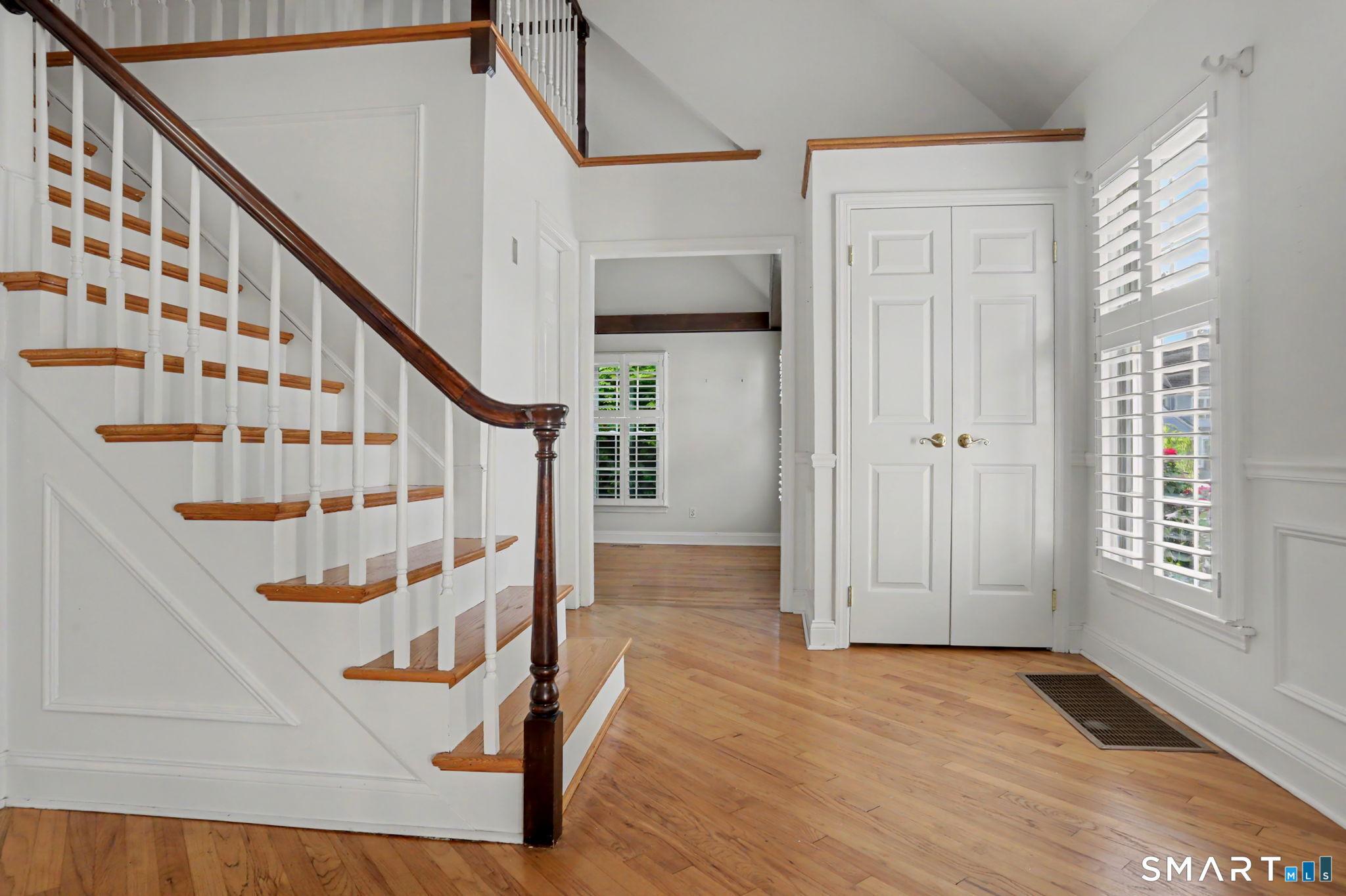 Image 4: Front Entry Hall