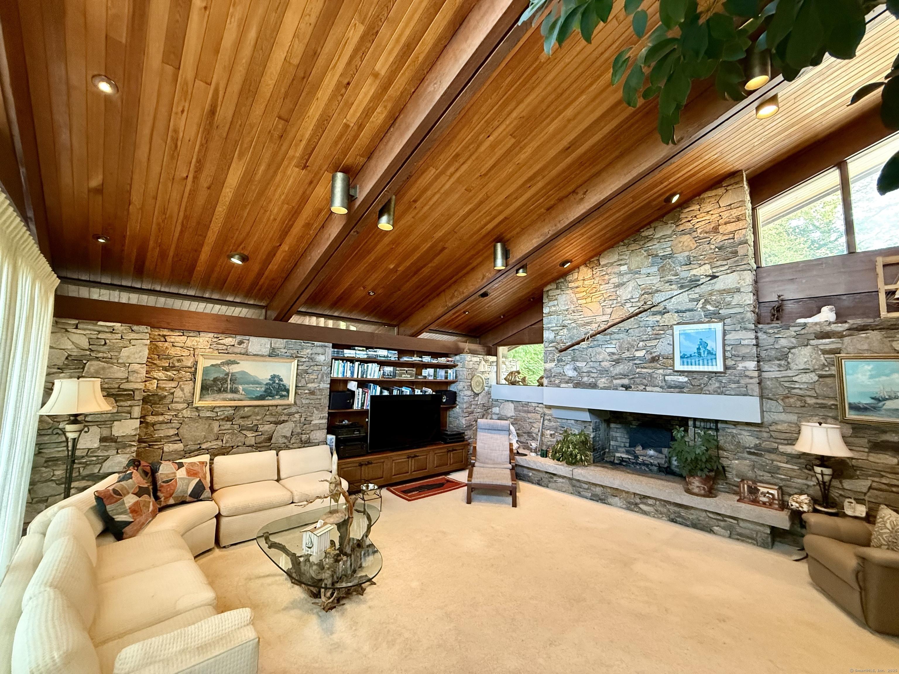 Image 4: Welcoming Living Room with vaulted ceiling. 