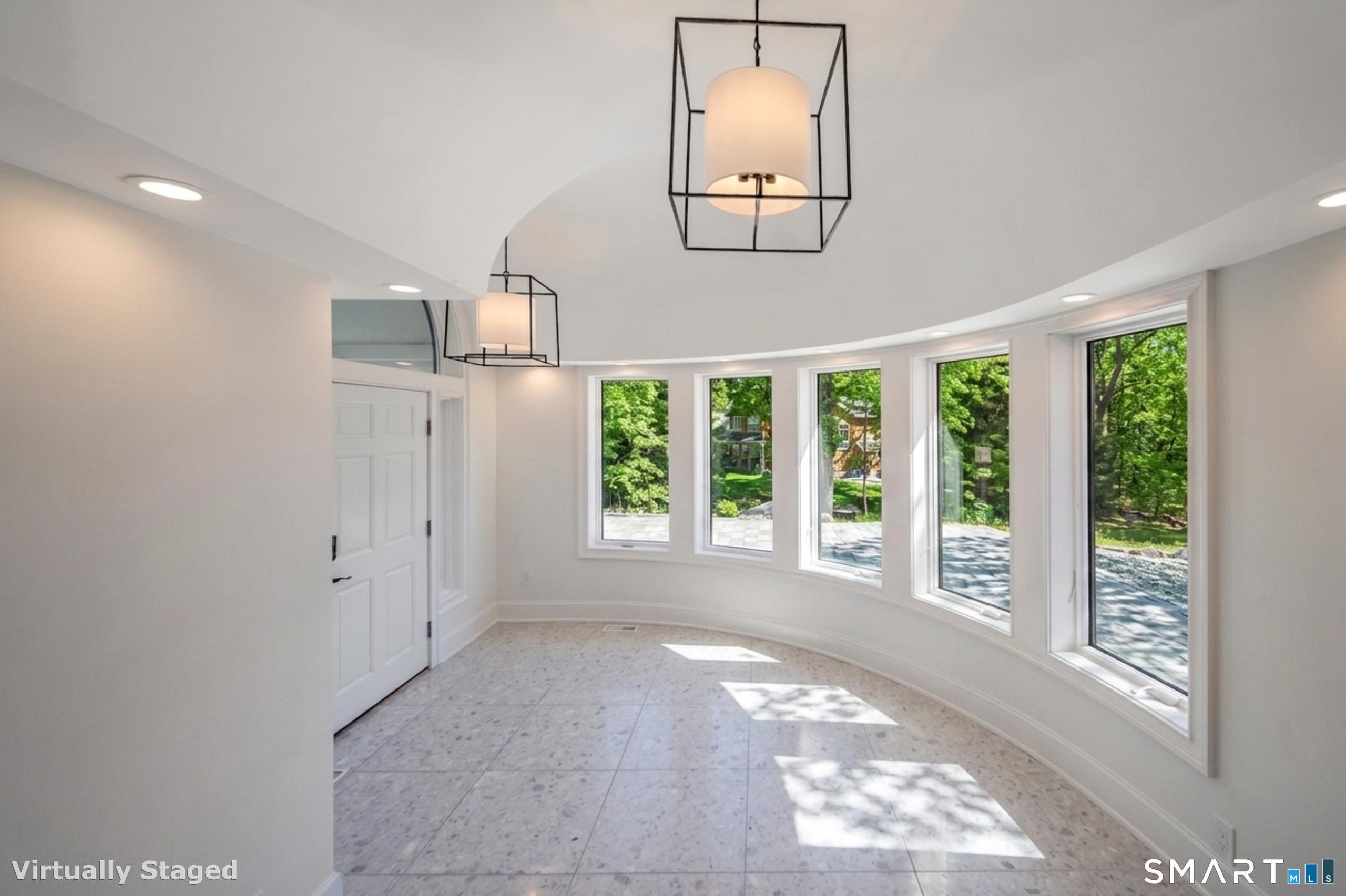 Image 4: This Feng Shui positive entrance foyer is curved and north facing. It combines a positive direction and a favorable architectural shape.