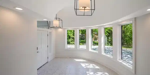 Image 4: This Feng Shui positive entrance foyer is curved and north facing. It combines a positive direction and a favorable architectural shape.