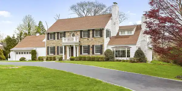 25 Lakewood Circle North