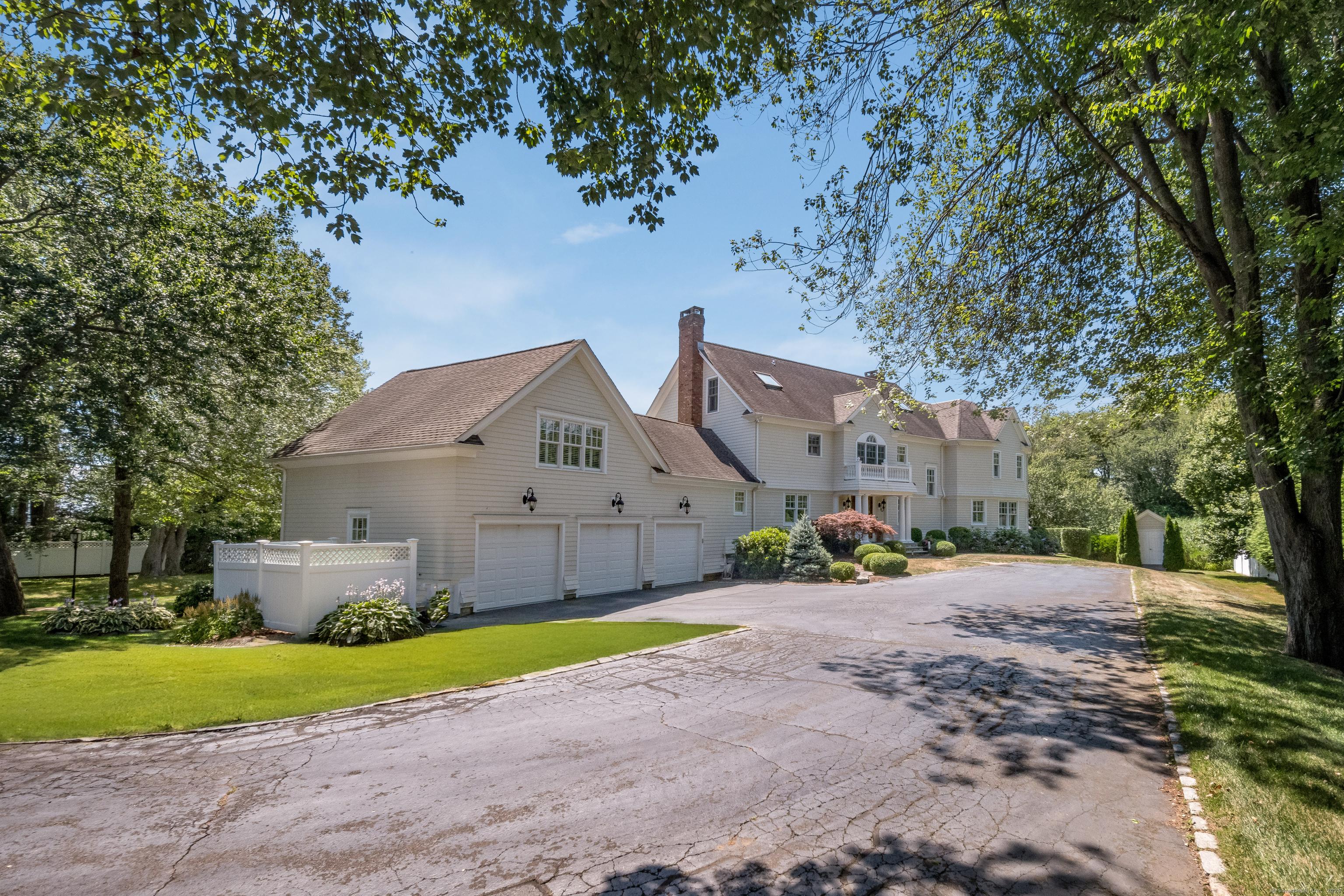 Image 4Front Yard: North facing entry