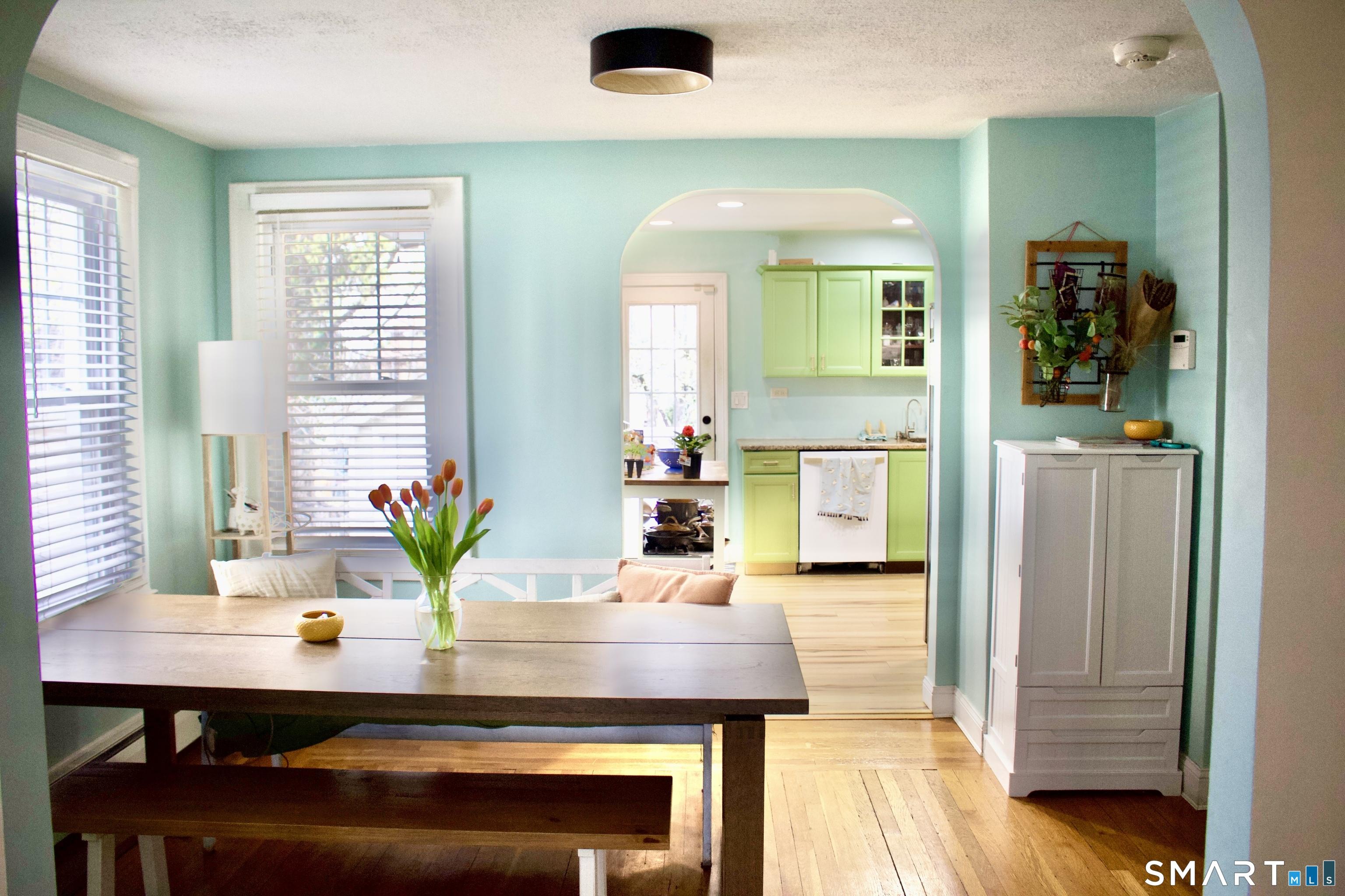 Image 3: Dining area