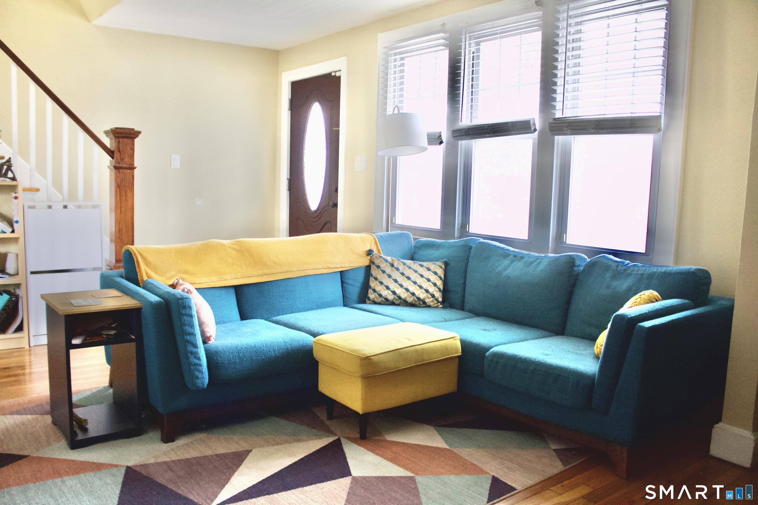 Image 4: Living room 