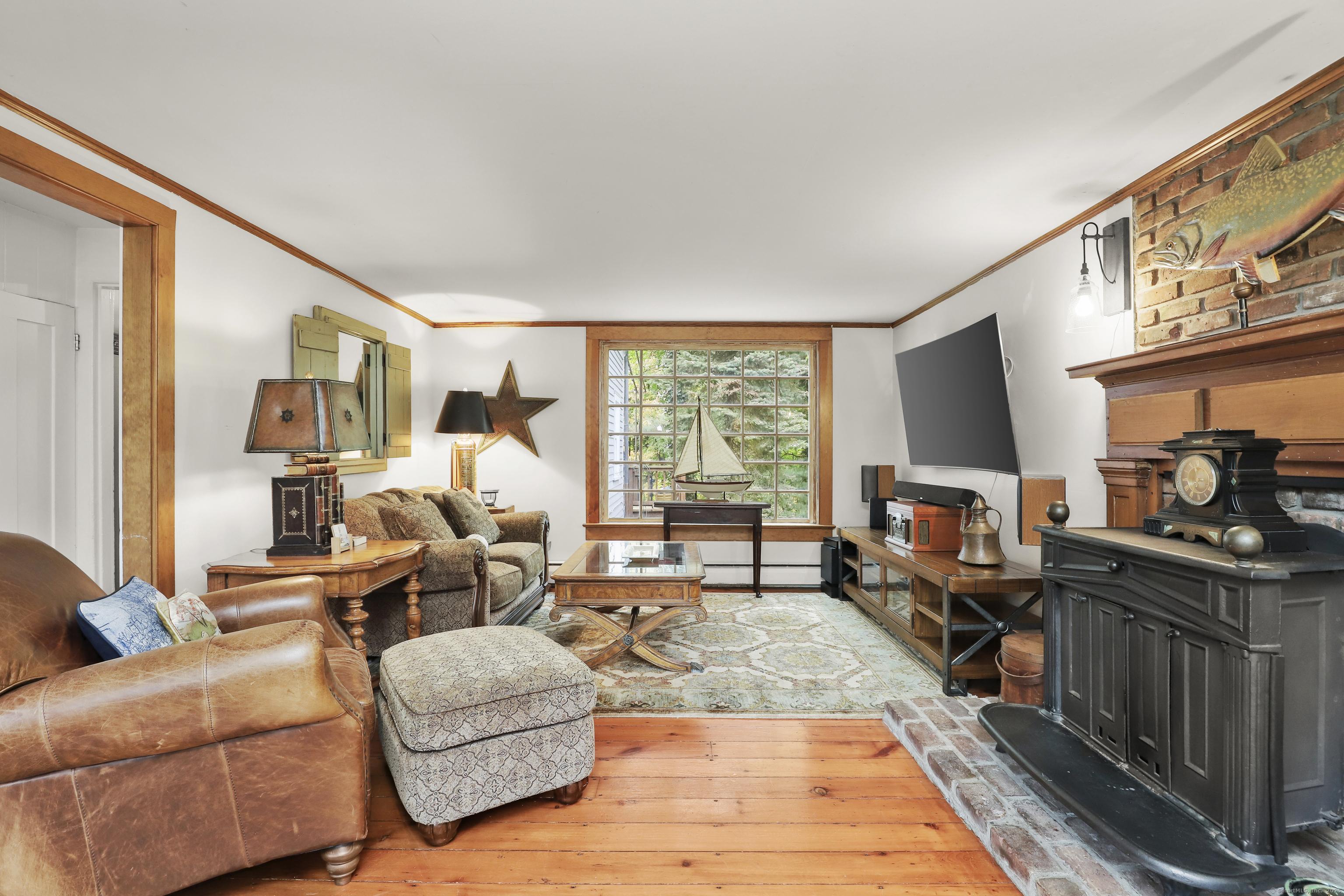 Image 4Living Room