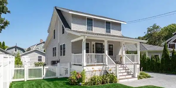 Image 2: Located 1/2 block from East Wharf Beach! 