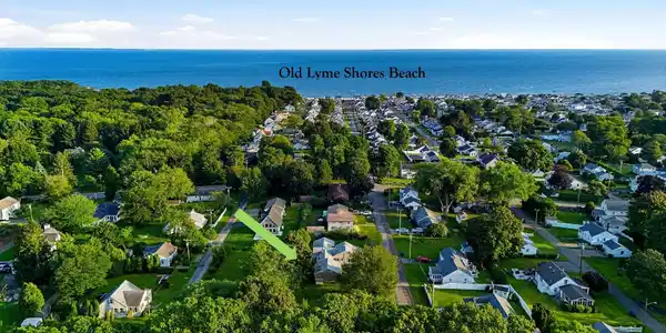 Image 4: House location and beach