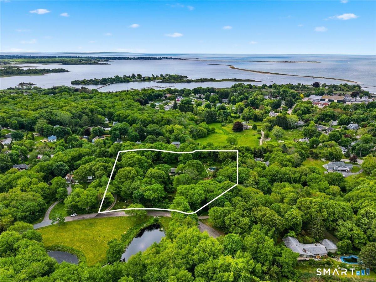Image 4: Proximity to Village and waterfront