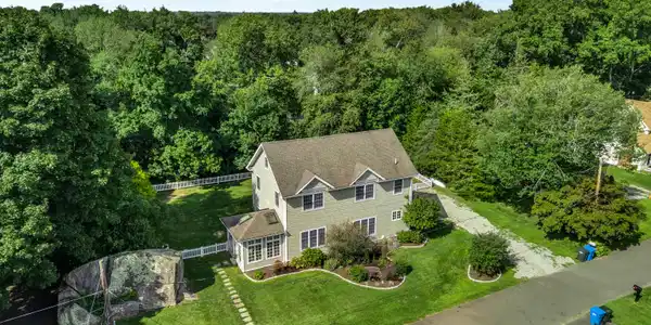 Image 2: Located in the desirable Seafields Association neighborhood