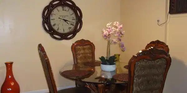 Image 3: Dining area