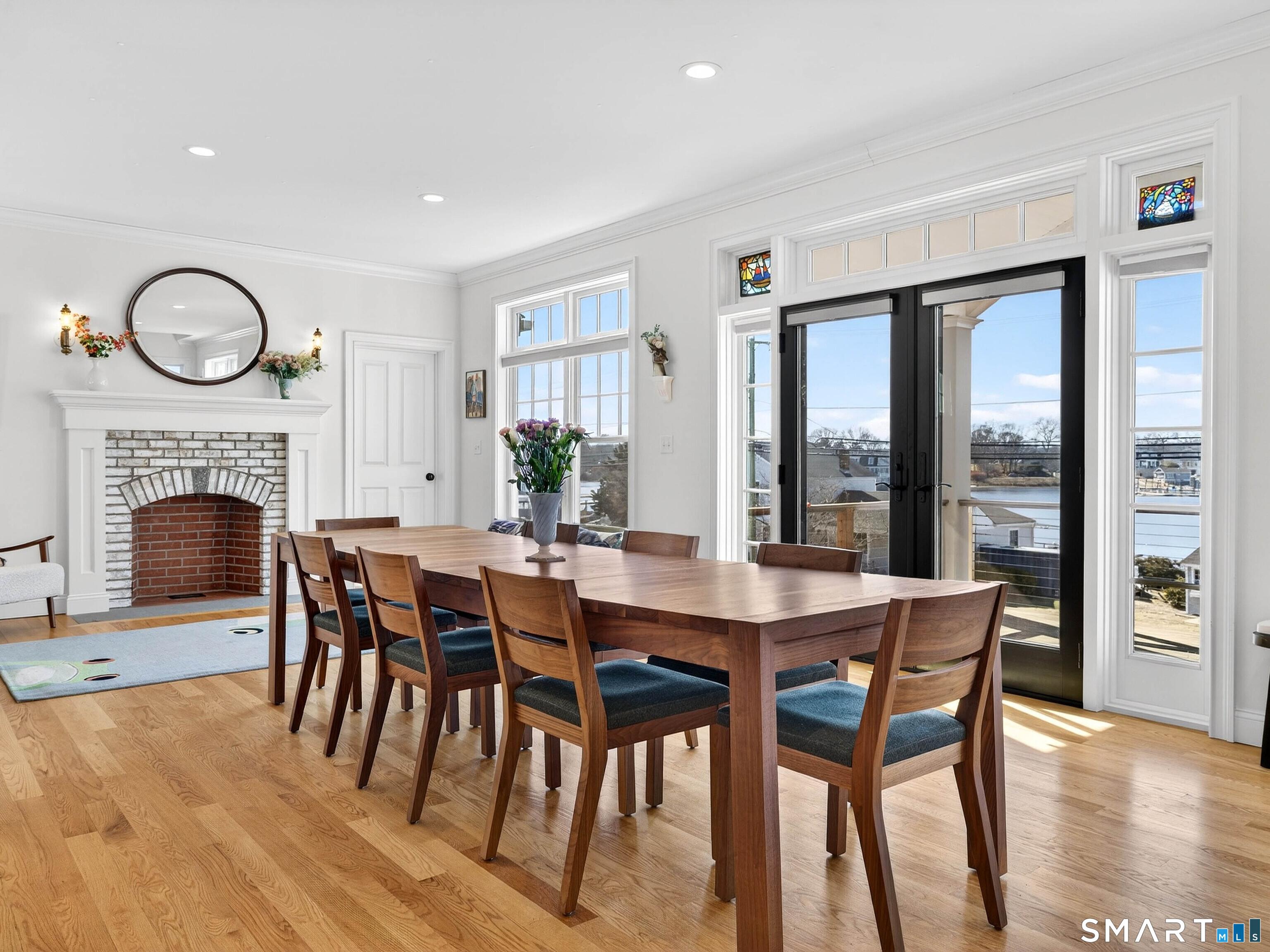 Image 4: Dining room.