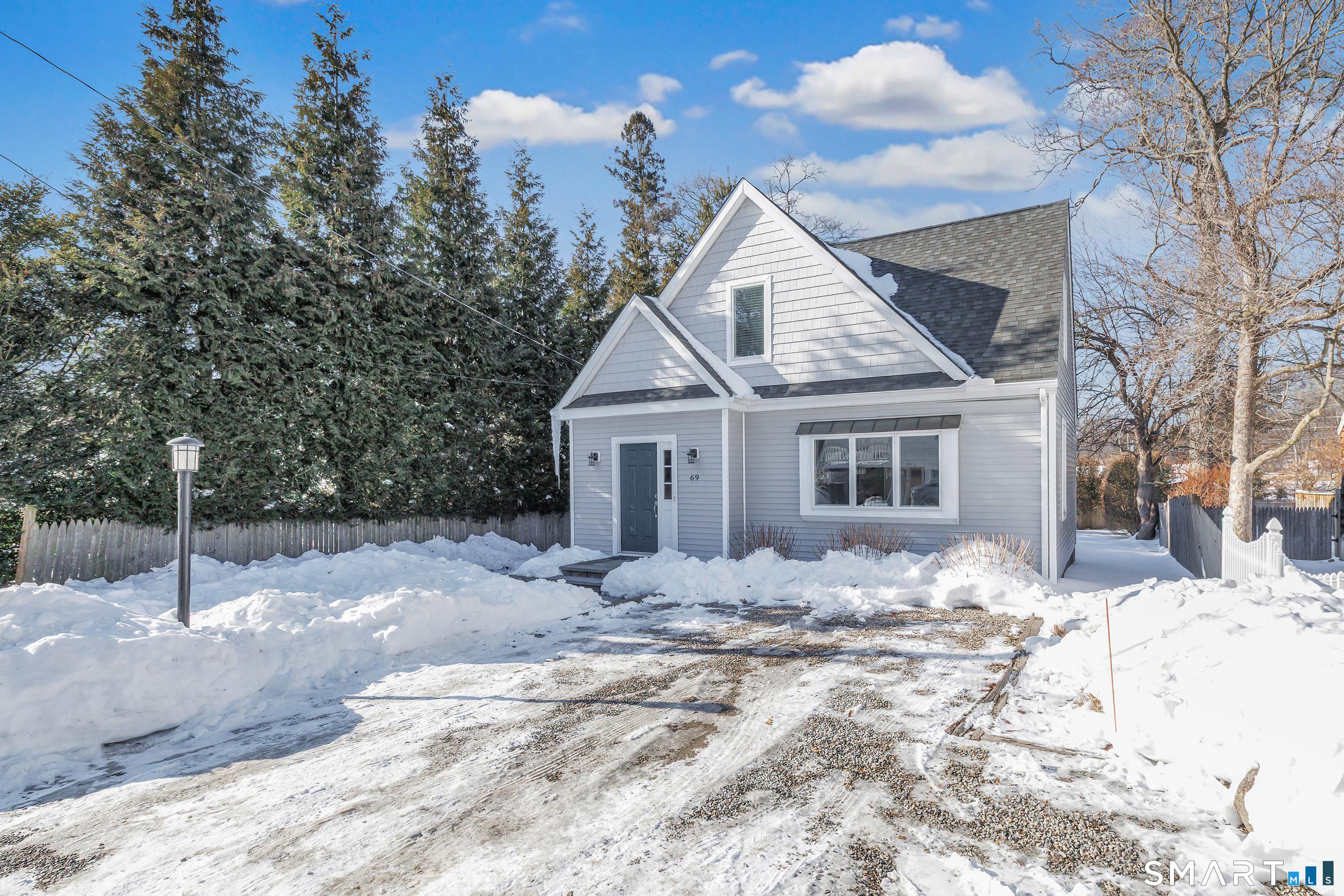 Image 3: Parking for 2 cars in front.