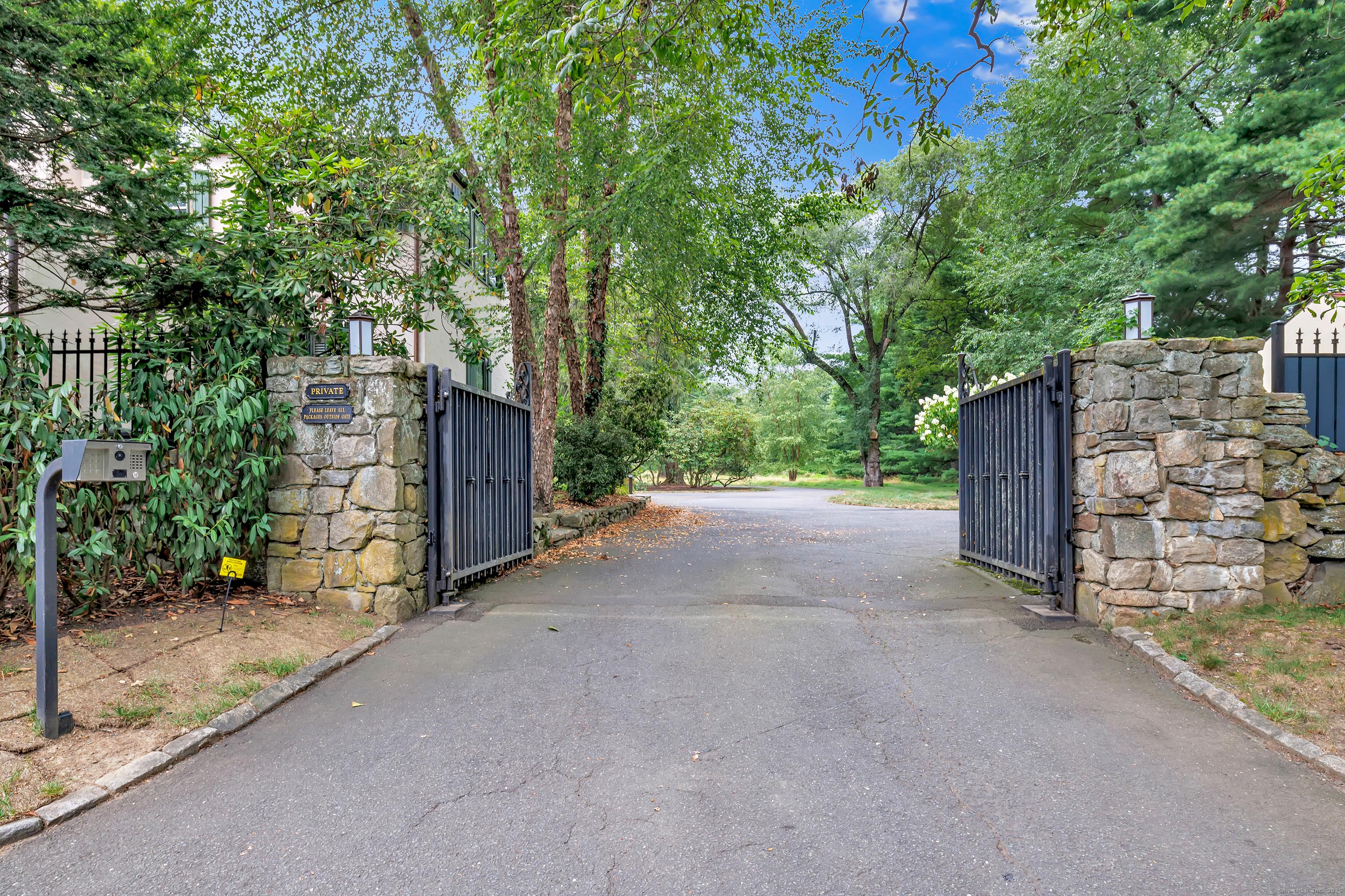 Image 2: Privacy gates to your luxurious sanctuary.