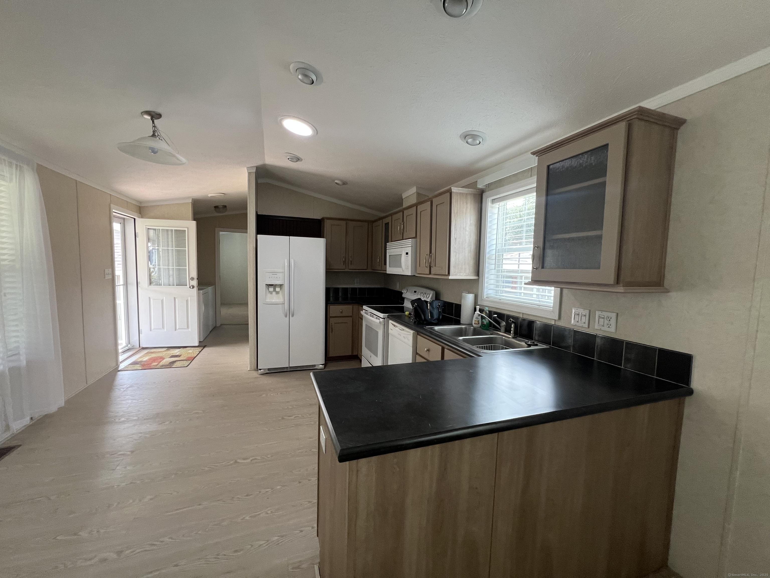 Image 4: Side entrance and breakfast bar should you need it.