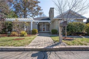 25 Crescent Bluff Avenue
