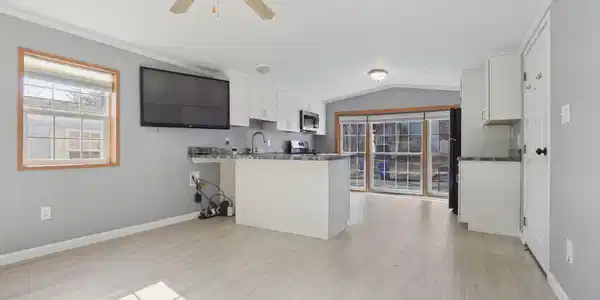 Image 4: New luxury vinyl flooring and a new kitchen!