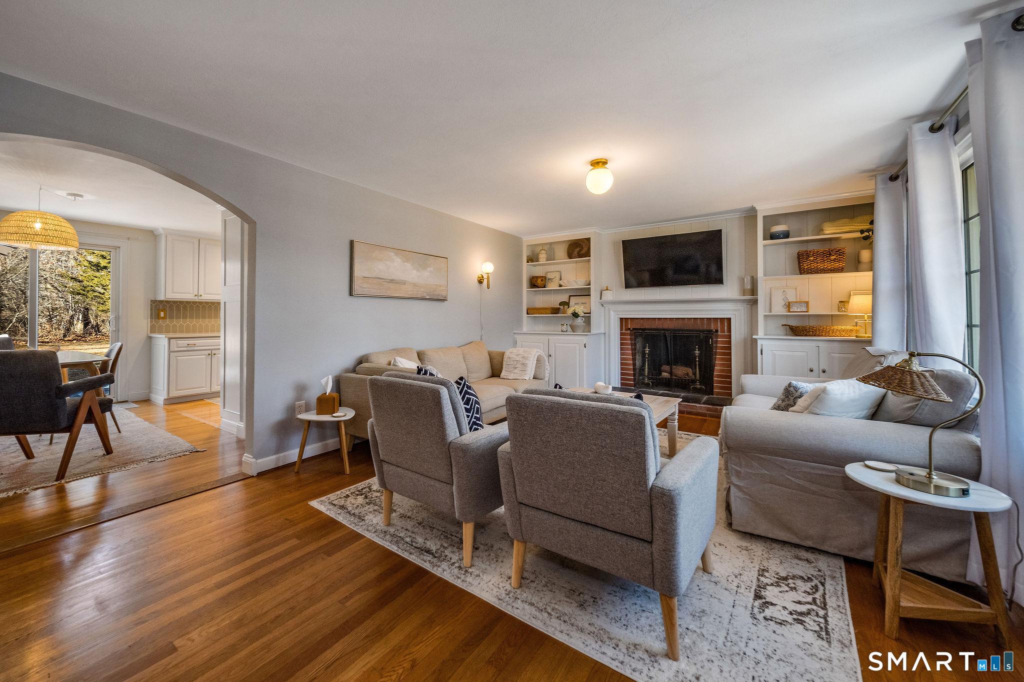 Image 4: Lovely Living Room.