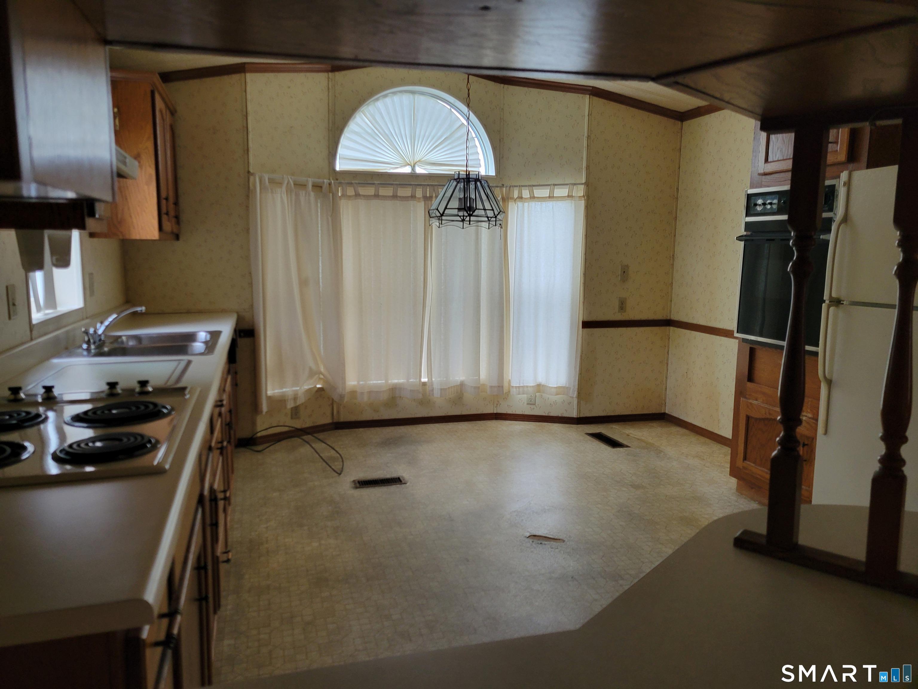 Image 2: eat in kitchen