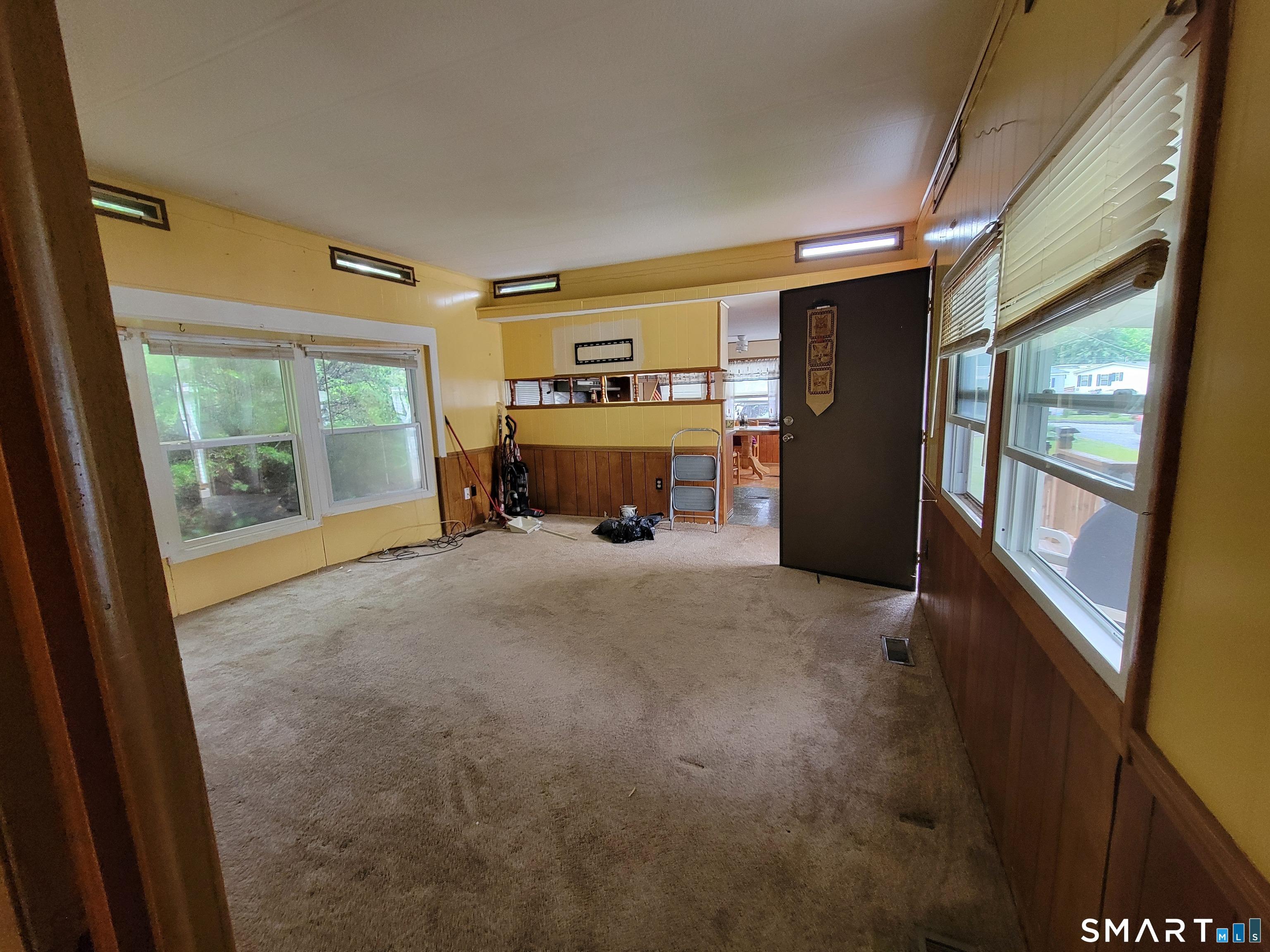 Image 3: Livingroon to kitchen view