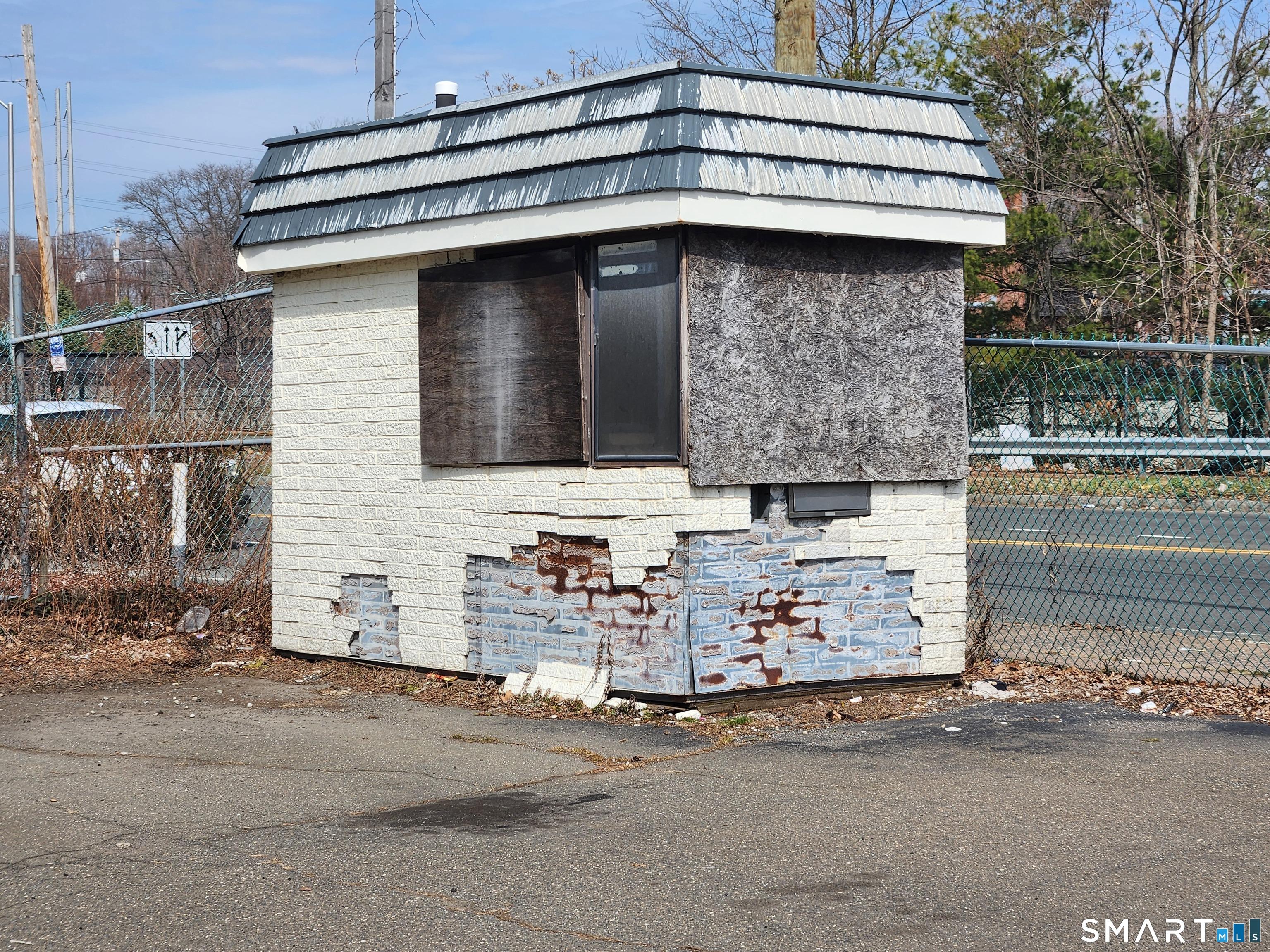 Image 4: Attendant booth in parking lot