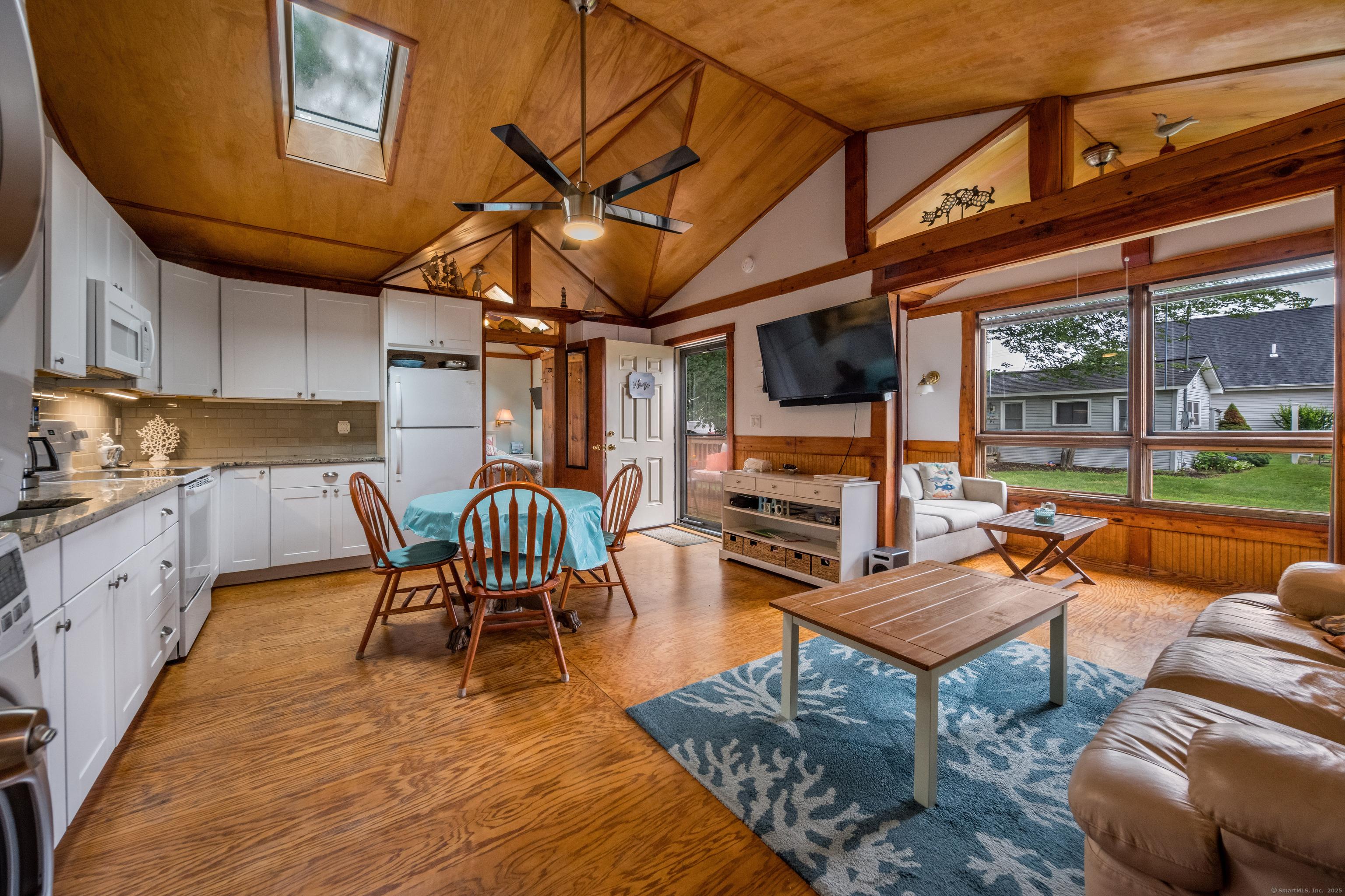 Image 3: Open and inviting interior living space!