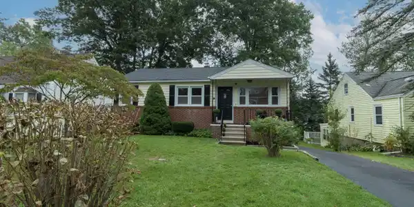 Image 4Front of House