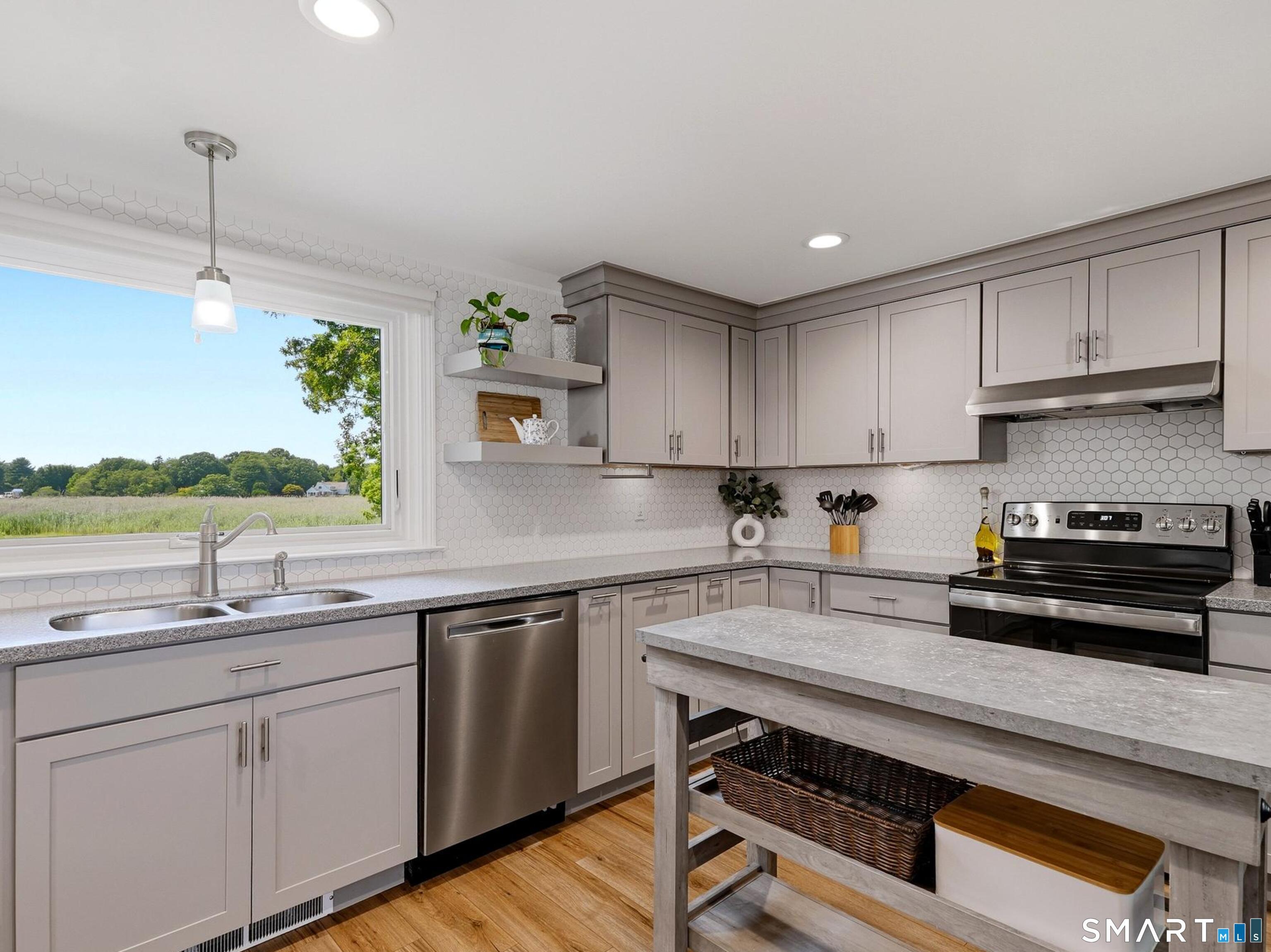 Image 4: Kitchen with a view!