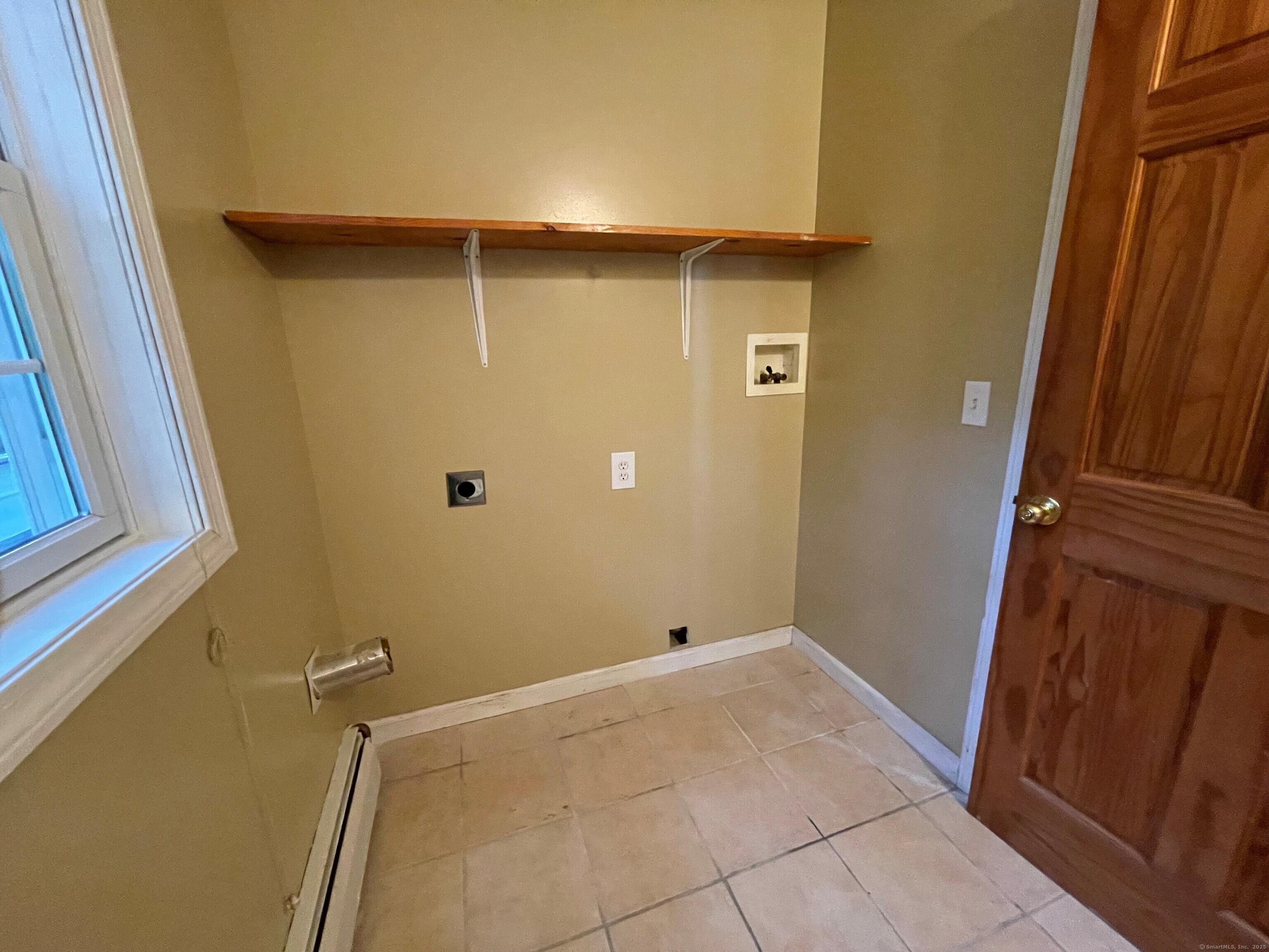 Image 4: Laundry area