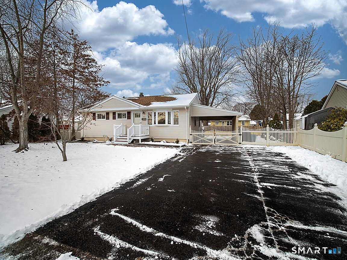 Image 3: Extra wide driveway