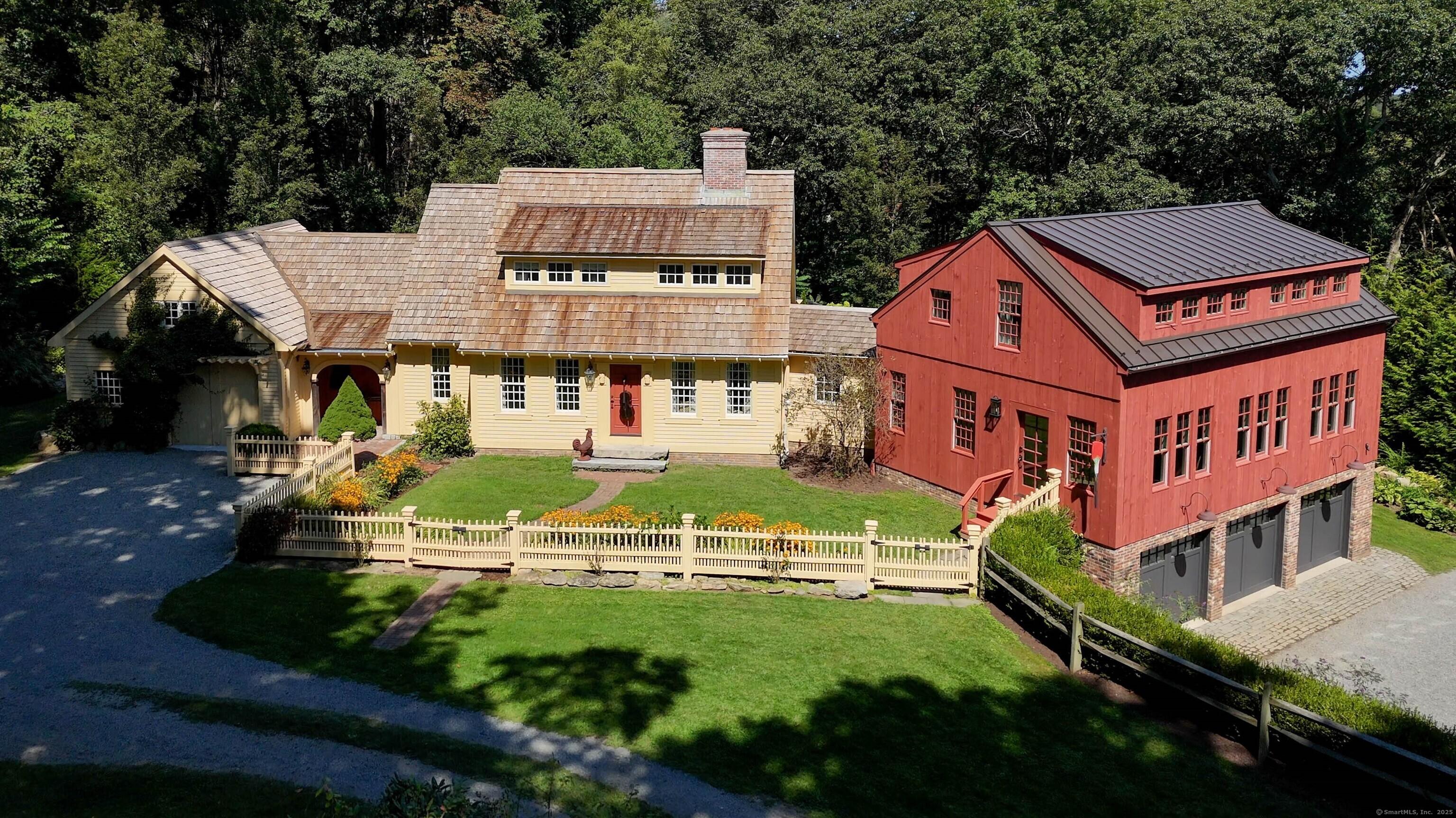Image 4Front Door: TIMELESS ARCHITECTURE WITH MODERN SOPHISTOCATION