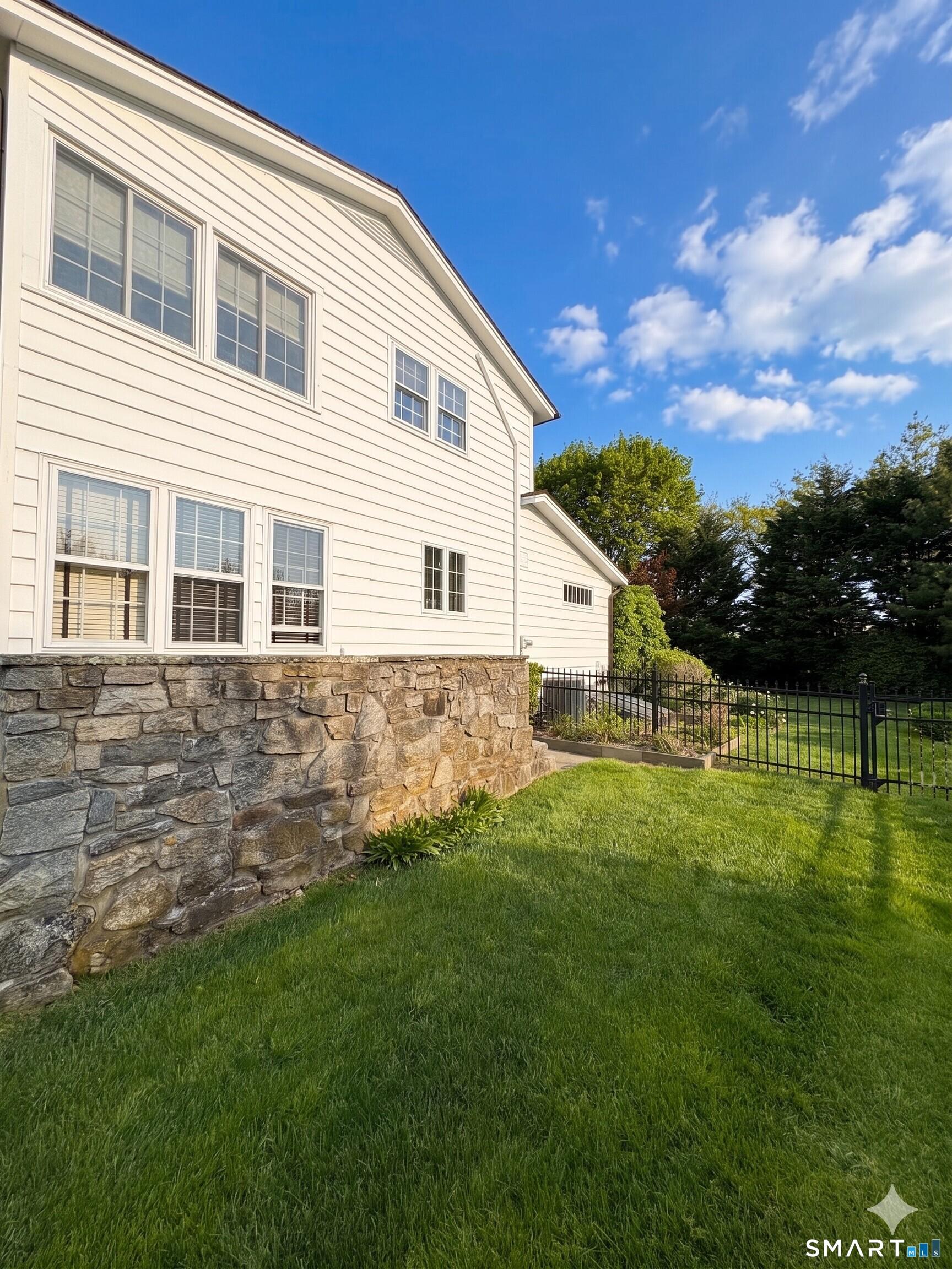 Image 4: Side of residence