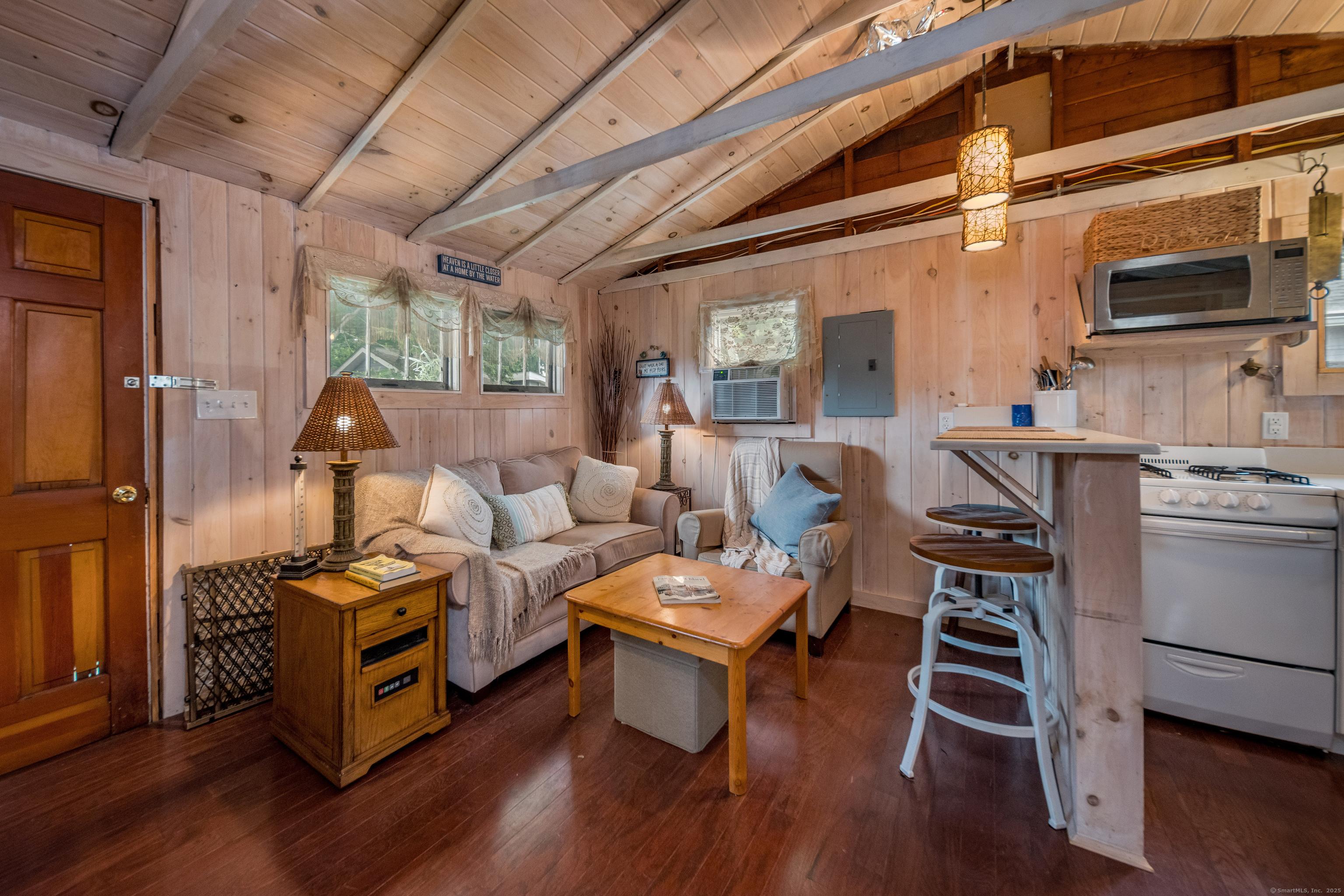 Image 3: Cozy living room area