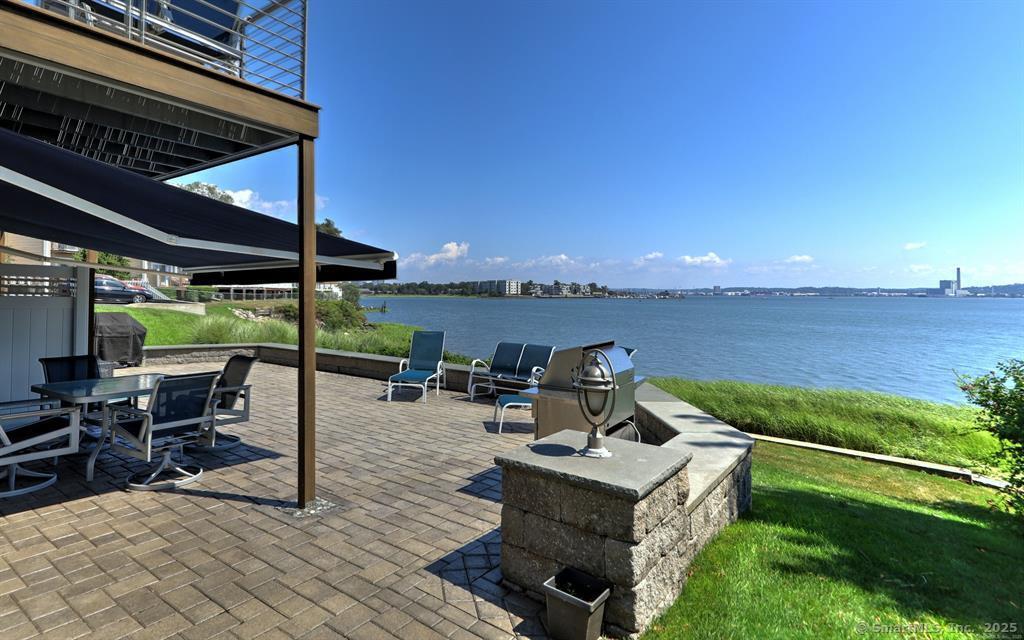 Image 3: VIEW OF THE PATIO AND THE SOUND