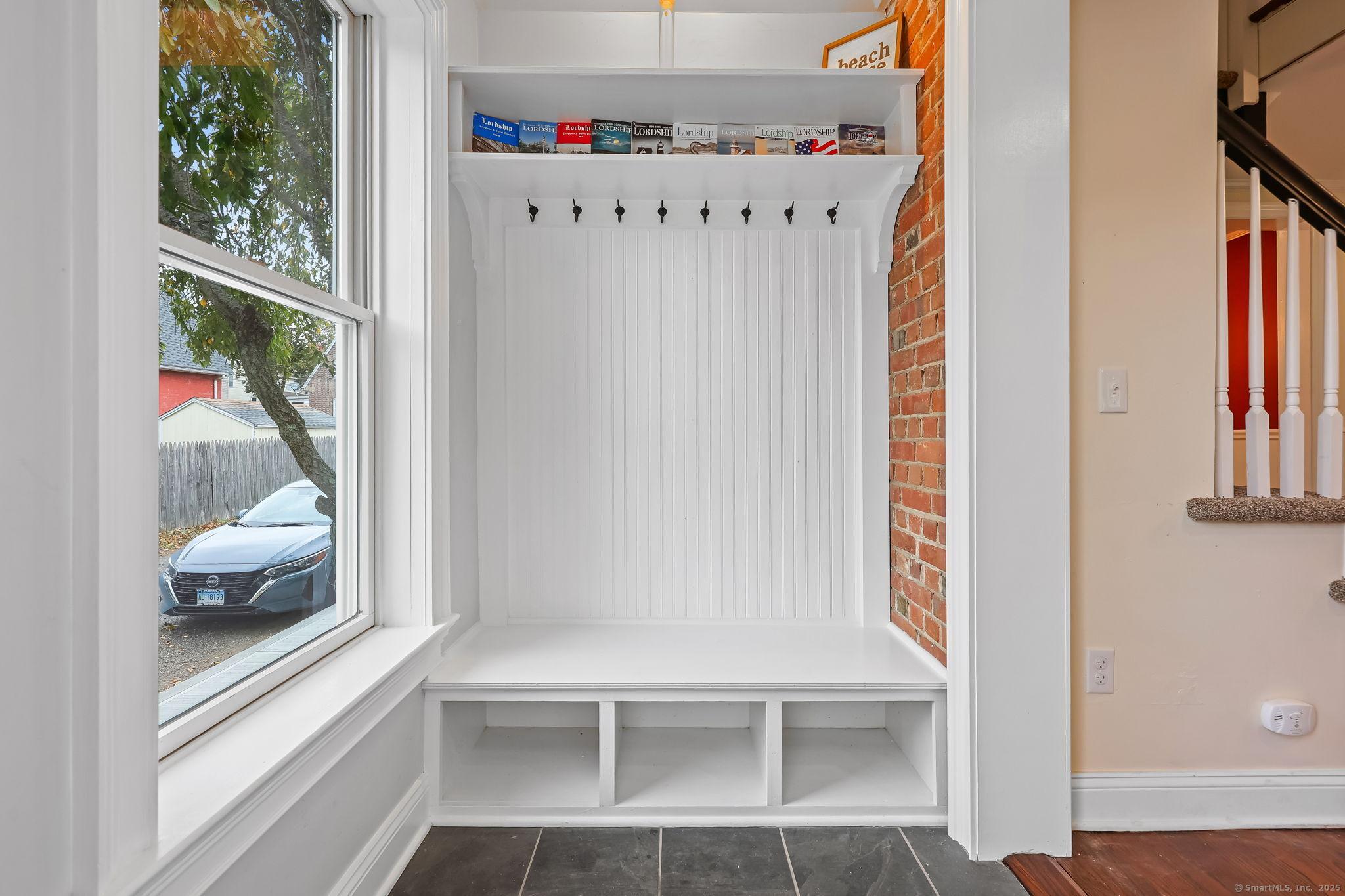 Image 3Entrance Foyer: Entry with built-ins