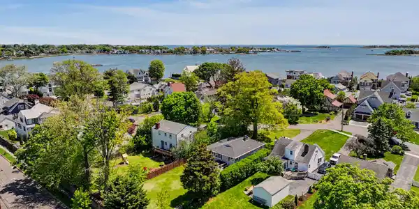 10 Shorefront Park
