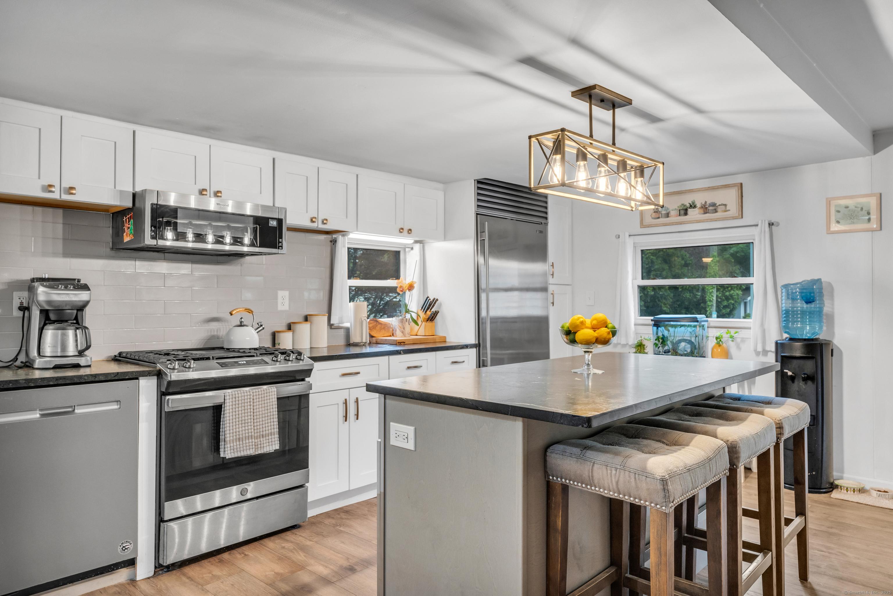 Image 1Kitchen: Completely remodeled!