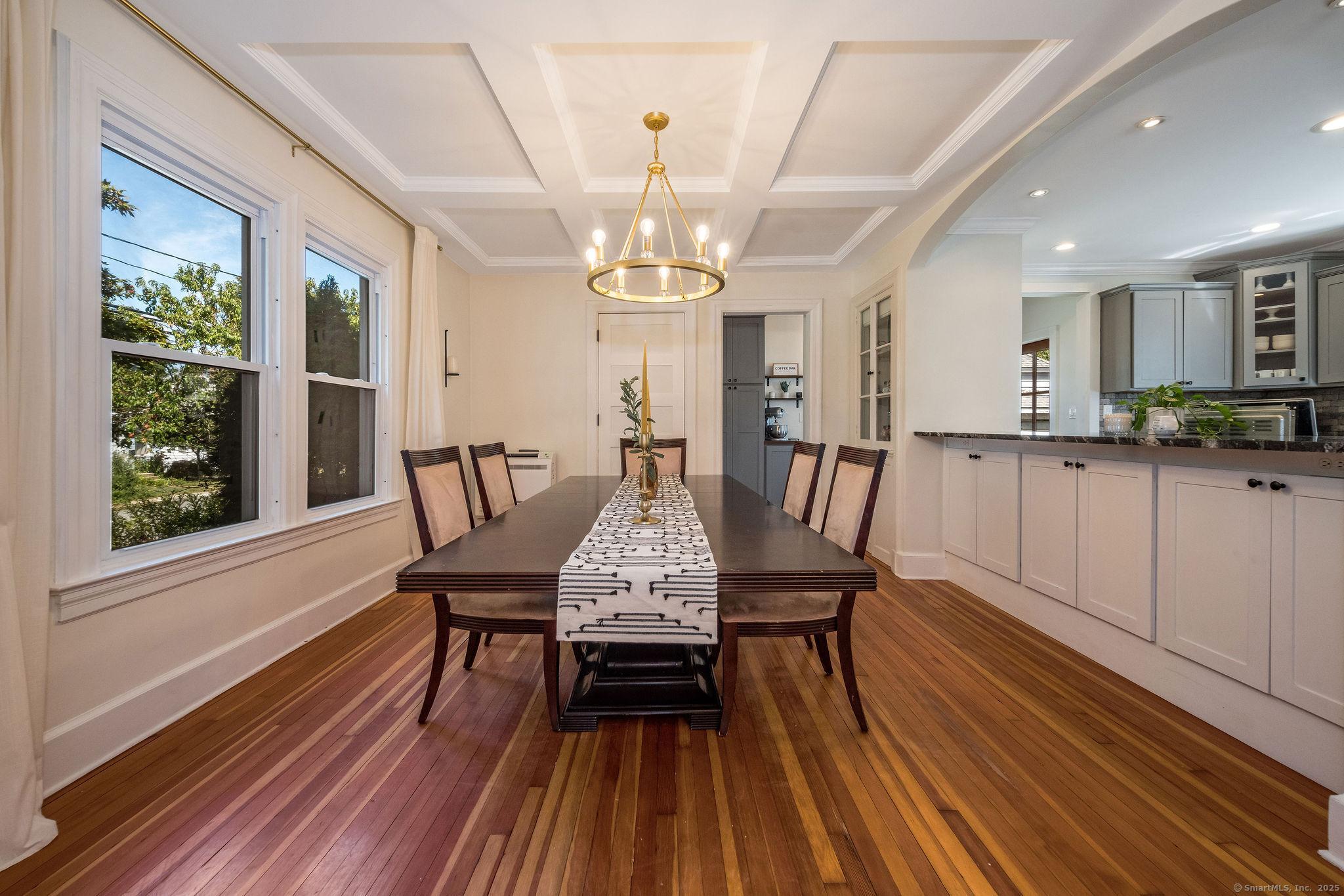 Image 4: Elegant Dining Room. Note the ceiling! 