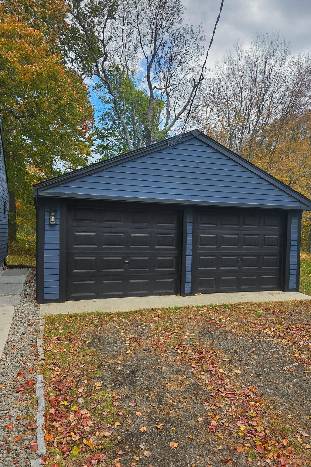 Image 4: Oversized 2 car garage!