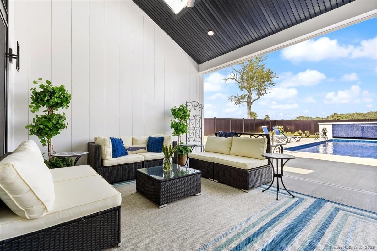 Image 4: Total relaxation in the outdoor lanai