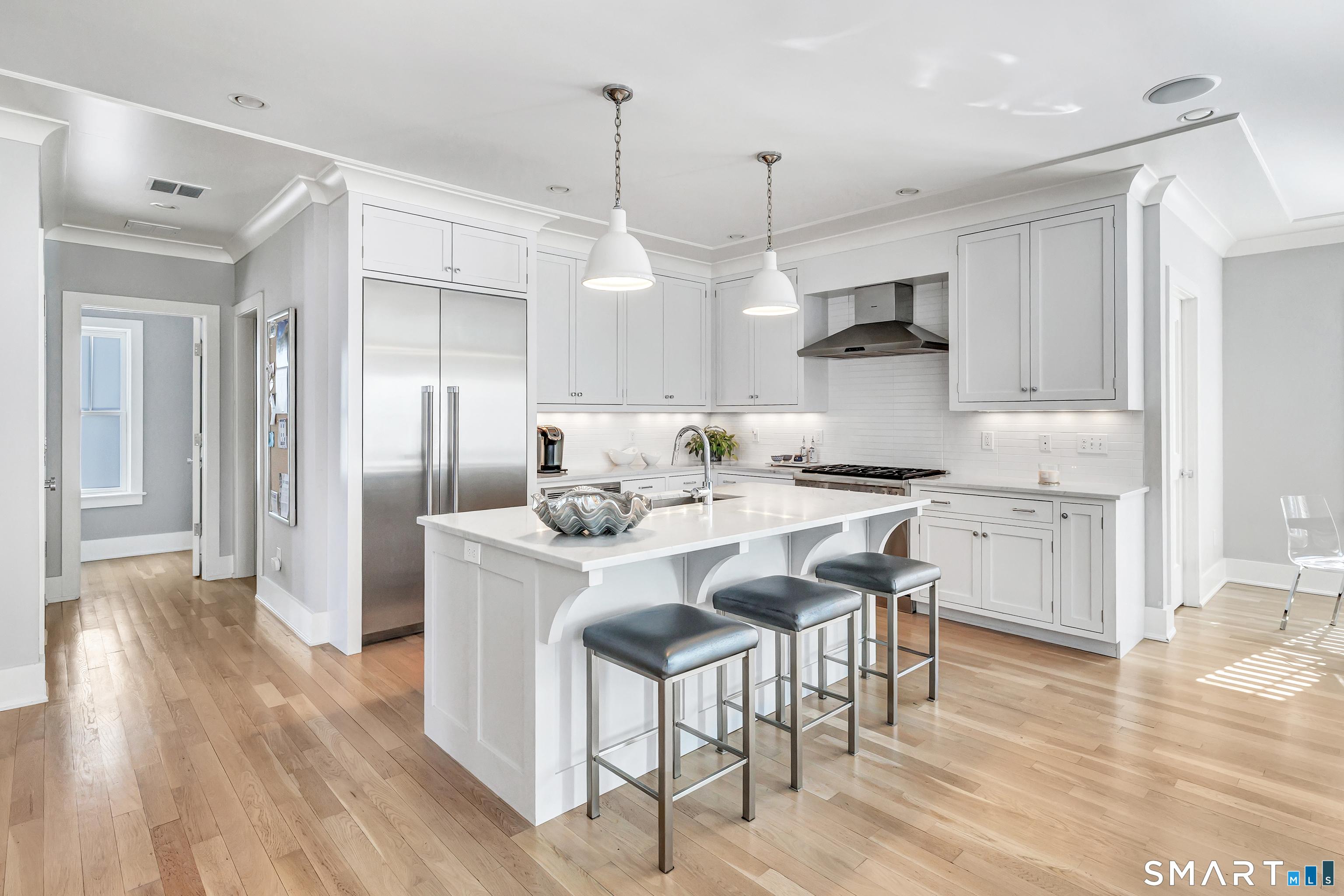 Image 4: Gorgeous Carrara marble countertops, custom cabinets and luxe appliances.